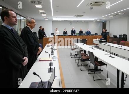 Berlin, Deutschland. 27. April 2023. Marc Spitzkatz (M), Vorsitzender Richter, wartet mit den Teilnehmern in Raum 142 des Moabit Strafgerichtshofs auf den Beginn des Prozesses. In der Verhandlung wird ein 21-jähriger Mann des heimtückischen Mordes beschuldigt. Er soll am 30. April 2022 einen 25-Jährigen aus dem Berliner Milieu arabischer Clans mit mehreren Messerstichen getötet haben. Der Begleiter des mutmaßlichen Angreifers wird ebenfalls angeklagt. Kredit: Soeren Stache/dpa/Alamy Live News Stockfoto