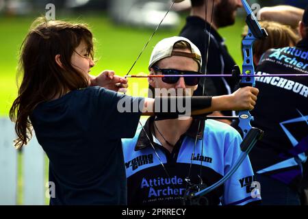 Auckland, Neuseeland - März 2023. Hobby Bogenschützen, die in einem öffentlichen Park üben. Stockfoto