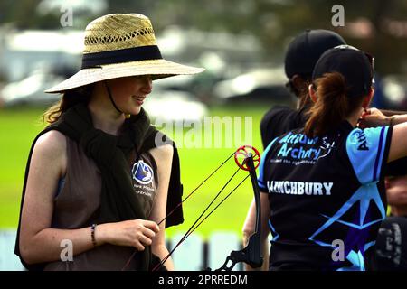 Auckland, Neuseeland - März 2023. Hobby Bogenschützen, die in einem öffentlichen Park üben. Stockfoto