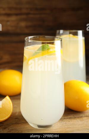 Kühle, frisch zubereitete Limonade und Obst auf einem Holztisch Stockfoto