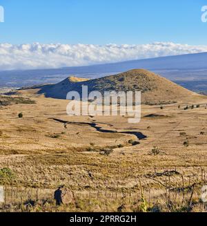 Ausgestorbene Vulkankrater bei Mouna Loa - Hawaii. Der weltweit größte Vulkan Mauna Loa in Hawaii, Big Island, Hawaii, USA. Stockfoto