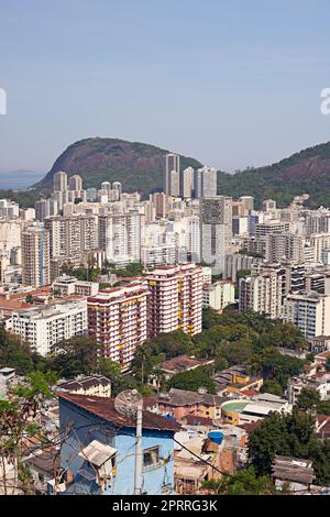 Die Bevölkerung von Rio. Slums auf einem Berghang in Rio de Janeiro, Brasilien. Stockfoto