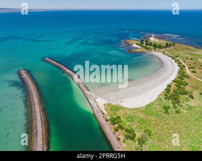 Blick aus der Vogelperspektive auf den türkisfarbenen Ozean an einem weißen Sandstrand auf Griffith's Island bei Port Fairy an der Great Ocean Road in Victoria, Australien Stockfoto