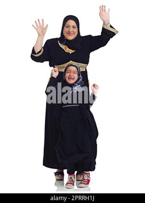 Gute Zeiten mit Oma. Studioportrait einer glücklichen muslimischen Großmutter und Enkelin isoliert auf Weiß. Stockfoto