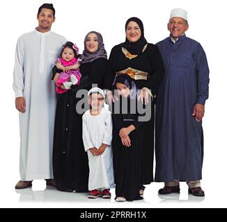 Familienbande. Studioportrait einer mehrgenerationsübergreifenden muslimischen Familie, isoliert auf Weiß. Stockfoto