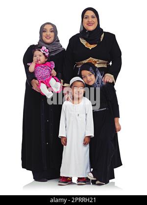 Drei Generationen der Liebe. Studioportrait einer mehrgenerationenmuslimischen Familie, isoliert auf Weiß. Stockfoto