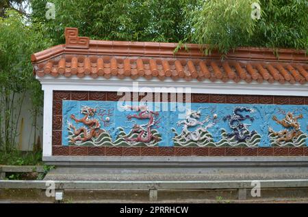 HAREN, NIEDERLANDE - 23. MAI 2022: Blick auf die neun-Drachen-Mauer im chinesischen Garten Stockfoto