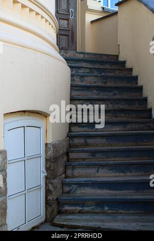 Eingangstreppe eines alten Gebäudes aus hellem Stein. Antike Stadtarchitektur Stockfoto