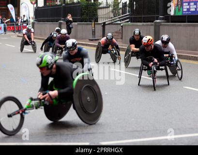 Die Chasing-Gruppe im Rollstuhlrennen für Männer, darunter Patrick Monahan (IRL), John Boy Smith (GBR), Sho Watanabe (JPN) und Michael McCabe (GBR). Stockfoto