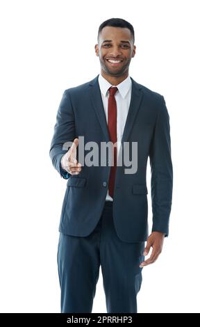 Abschluss des Geschäfts. Beschnittene Ansicht eines jungen afroamerikanischen Geschäftsmannes, der einen Handschlag anbot. Stockfoto