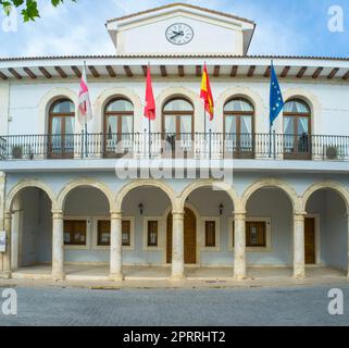 Estremera, eine wunderschöne kleine Stadt in Las Vegas County, Madrid, Spanien. Rathausgebäude Stockfoto