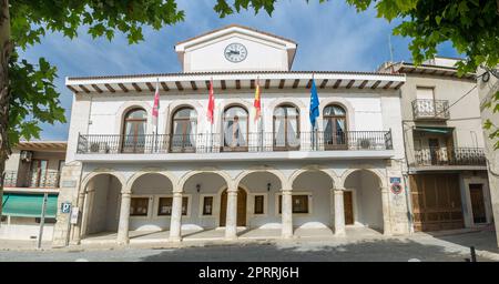 Estremera, eine wunderschöne kleine Stadt in Las Vegas County, Madrid, Spanien. Rathausgebäude Stockfoto