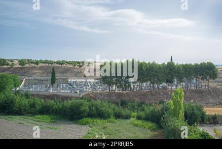 Estremera, eine wunderschöne kleine Stadt in Las Vegas County, Madrid, Spanien. Städtischer Friedhof Stockfoto