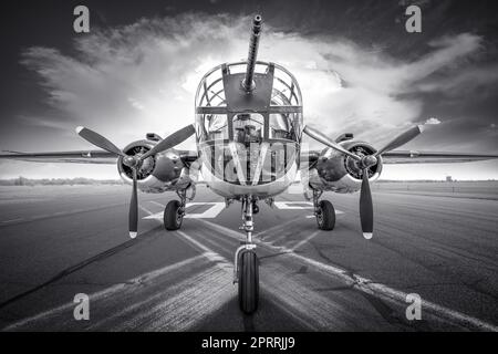 Historischer Bomber auf einer Startbahn bereit zum Start Stockfoto