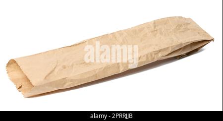 Leere, längliche Papiertüte für ein Baguette auf einem weißen, isolierten Hintergrund Stockfoto