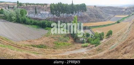 Estremera, eine wunderschöne kleine Stadt in Las Vegas County, Madrid, Spanien. Städtischer Friedhof Stockfoto