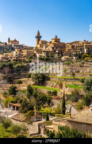 Schöner Blick auf die Treppen und die Gebäude in Valldemossa, Mallorca Spanien an einem sonnigen Tag Stockfoto