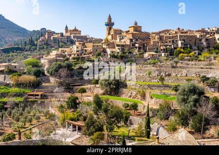 Schöner Blick auf die Treppen und die Gebäude in Valldemossa, Mallorca Spanien an einem sonnigen Tag Stockfoto