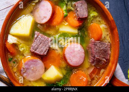 Köstlicher wirsing-Kohl-Eintopf in einer rustikalen Schüssel Stockfoto