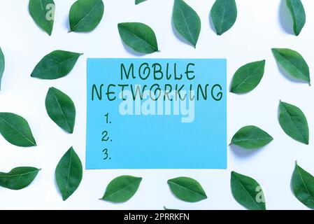 Schild, das das Mobile NetworkingCommunication-Netzwerk anzeigt, bei dem die letzte Verbindung drahtlos ist. Geschäftsübersicht Kommunikationsnetzwerk, bei dem die letzte Verbindung drahtlos ist Stockfoto