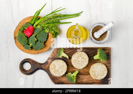 Draufsicht auf halbfertiges hausgemachtes Hühnerschnitzel mit Brokkoli Stockfoto