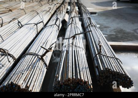 Viele Stahlverstärkerstäbe auf der Baustelle Stockfoto