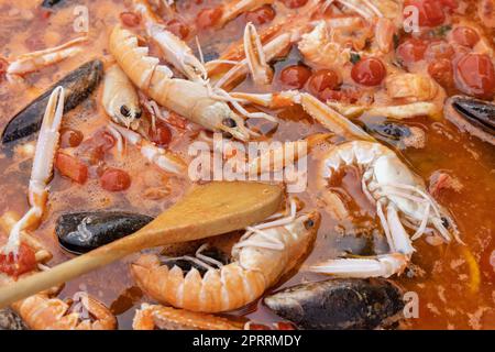 Italienische Spaghetti allo scoglio, Pasta mit Meeresfrüchten und Tomaten in einer Pfanne Stockfoto