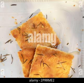 Frisch gebackene hausgemachte Apulian Focaccia mit Rosmarin in Scheiben aus nächster Nähe Stockfoto