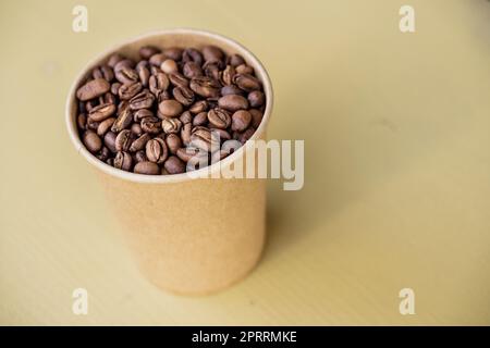 Frisch geröstete Kaffeebohnen in einer Tasse Stockfoto