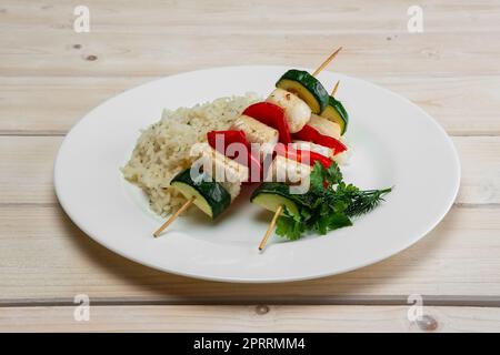 Gegrilltes Gemüse und Fisch am Spieß mit gekochtem Reis Stockfoto