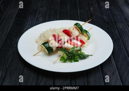 Gegrilltes Gemüse und Fisch am Spieß mit gekochtem Reis Stockfoto