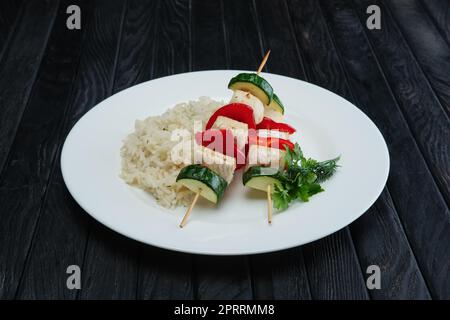 Gegrilltes Gemüse und Fisch am Spieß mit gekochtem Reis Stockfoto