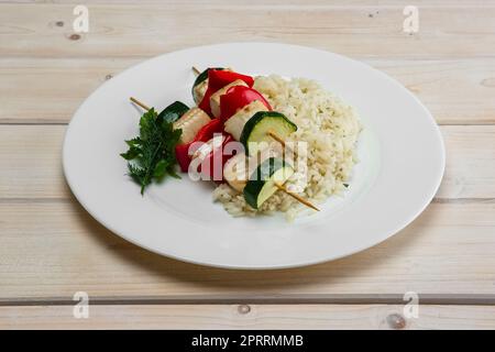 Gegrilltes Gemüse und Fisch am Spieß mit gekochtem Reis Stockfoto