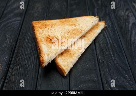 Zwei Stücke Toastbrot auf einem Holztisch. Draufsicht. Stockfoto