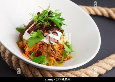 Authentische Salat mit Bohnen, Kohl und Gewürzgurken Stockfoto