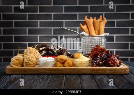 Großer Teller mit einer großen Auswahl an Snacks für Bier in der Bar. Stockfoto