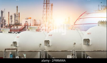 Industriegasspeichertank. LNG- oder Flüssiggastank. Energiepreiskrise. Gastank in der Erdölraffinerie. Energiekrise. Erdgasspeicherindustrie und weltweiter Verbrauch. Stockfoto