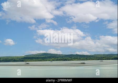 Schwimmende Solaranlage oder schwimmende Photovoltaik. Solarenergie. Landschaft mit Solarpaneelen, die auf Wasser in einem Reservoir oder See schweben. Solartechnologie. Alternative erneuerbare Energien. Nachhaltige Ressourcen. Stockfoto