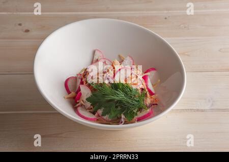 Portion Salat mit Rettich, Karotte und Apfel Stockfoto
