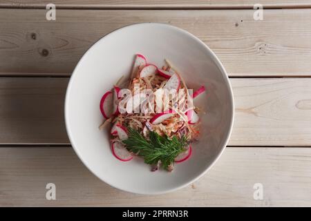 Portion Salat mit Rettich, Karotte und Apfel Stockfoto
