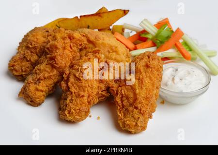 Buffalo Chicken Wings mit gebratenen Kartoffeln und Karotten und Sellerie sticks Stockfoto