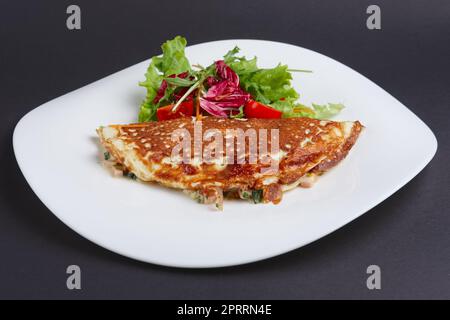 Omelett mit Schinken und Gemüse Stockfoto