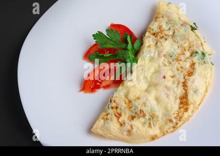 Nahaufnahme von Omelett mit Schinken und Gemüse Stockfoto