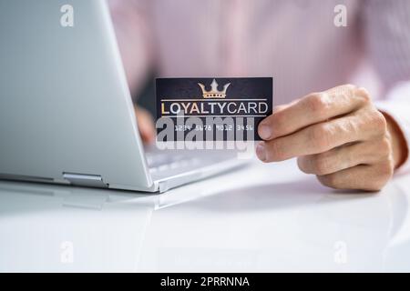 Bonusprogramm „Hand Holding Loyalty Rewards“ Stockfoto