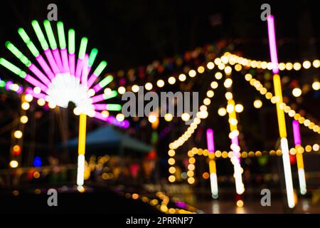 Riesenrad in der Nacht der bunten mit Outdoor Stockfoto