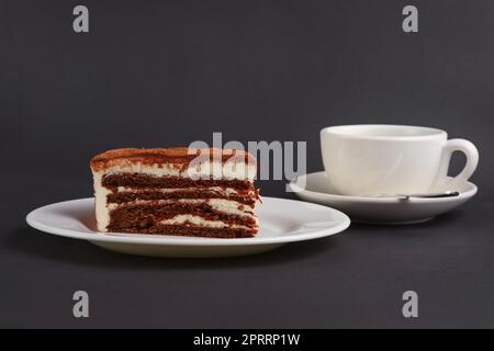 Schokoladen-Keks-Kuchen und Kaffee auf grauem Hintergrund Stockfoto