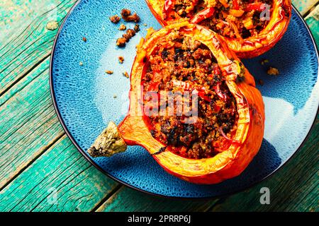 Gerösteter Kürbis mit Hackfleisch und Quinoa Stockfoto