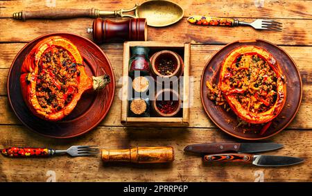 Gerösteter Kürbis mit Hackfleisch und Quinoa Stockfoto