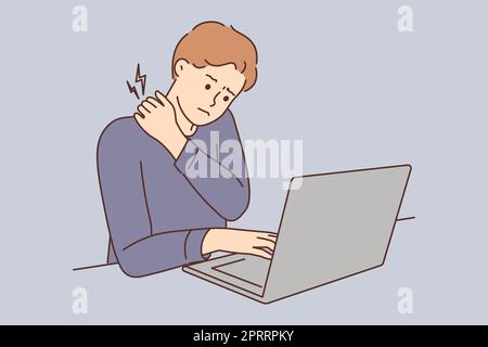 Ein müder junger Mann sitzt am Schreibtisch und arbeitet an einem Computer und hat Rückenschmerzen. Ein erschöpfter Kerl, der sein Notebook benutzt, hat Probleme mit Schmerzen in sitzender Position. Vektor krank Stockfoto