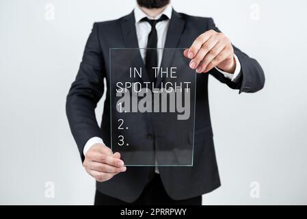 Inspiration mit dem Schild im Spotlight, wenn sich die Menge mit einer einzelnen Person wie der Bühne konzentriert. Geschäftskonzept bei der Konzentration der Menge auf eine einzelne Person wie eine Bühne Stockfoto